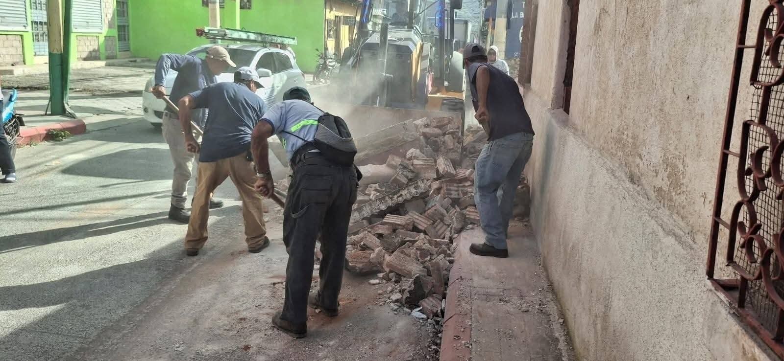Personal de la municipalidad continua con las tareas de descombrar y limpieza de vías. Foto: municipalidad de Amatitlán.