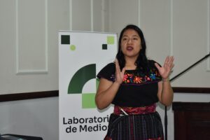 Gloria Apén, defensora del territorio, explica cómo las prácticas ancestrales han protegido el ambiente y por qué cuidar la naturaleza también es escuchar la voz de los pueblos.