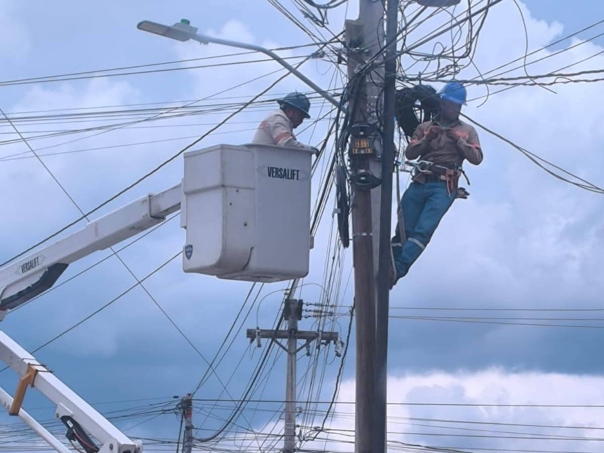 Empleados de la Empresa Eléctrica Municipal, realizan trabajos de reparación en transformadores de la zona 3 de Quetzaltenango. Foto: Mirna Alvarado.