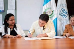 El actual alcalde de Santa Catarina y presidente de la Anam, Sebastián Siero llegó al registro de ciudadanos del Tribunal Supremo Electoral (TSE) por el acta de inscripción de su partido.