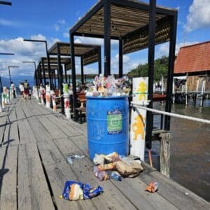 El dato exacto del Ministerio de Ambiente y Recursos Naturales (MARN) es que el 95 % de los hoteles alrededor del lago de Atitlán le vierten sus agua servidas.