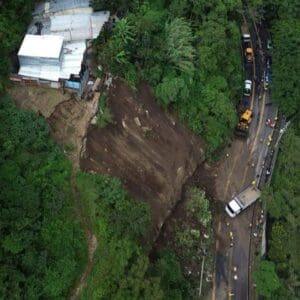 Equipos de tres municipalidades trabajan para despejar el derrumbe en la cuesta entre la Hincapié y Boca del Monte que hasta ahora ha colectado 70 camionadas de tierra en Villa Canales. Si las lluvias continuan se mantendrán cerrado el paso.
