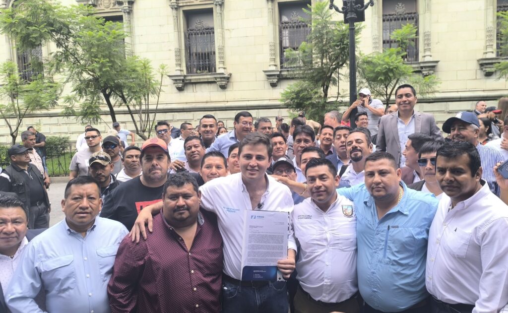 Sebastián Siero encabezó la caminata para entregar cartas al presidente Arévalo. El ejecutivo se refirió a él como quien “ha instrumentalizado la política municipal”.