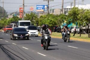 Uno de cada dos conductores de motocicleta detenido no pose licencia de conducir según Emetra. En ocasiones escoden la placa o la alteran.