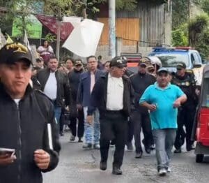 Francisco Coché Pablo intentó ingresar a la municipalidad de Santiago Atitlán un día después de que el concejal I asumiera como alcalde. Además, la población le negó la entrada a un solo grito: ¡no!
