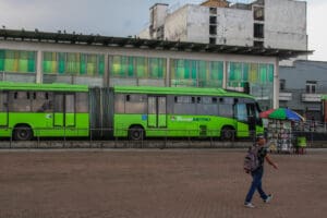 Desde la experiencia de un usuario y las observaciones de urbanistas consultados, el Transmetro no cumplió su promesa de modernizar la movilización en la ciudad. Por el momento cada quien resuelve como puede en carro o moto.