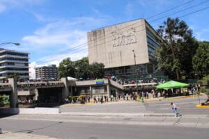 La feria de empleo inició a las 9:00 horas del viernes 10 de octubre, comenzó a registrar participantes tres horas antes. Quedaron fuera de cupo alrededor de 700 aspirantes.