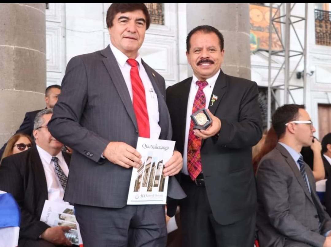 En mayo 2024, el magistrado, Teódulo Cifuentes, recibió de manos del alcalde Juan López, una medalla por los 500 años de fundación de la ciudad y se le reconoció como uno de los ciudadanos más destacados de Quetzaltenango. Foto: muicipalidad.