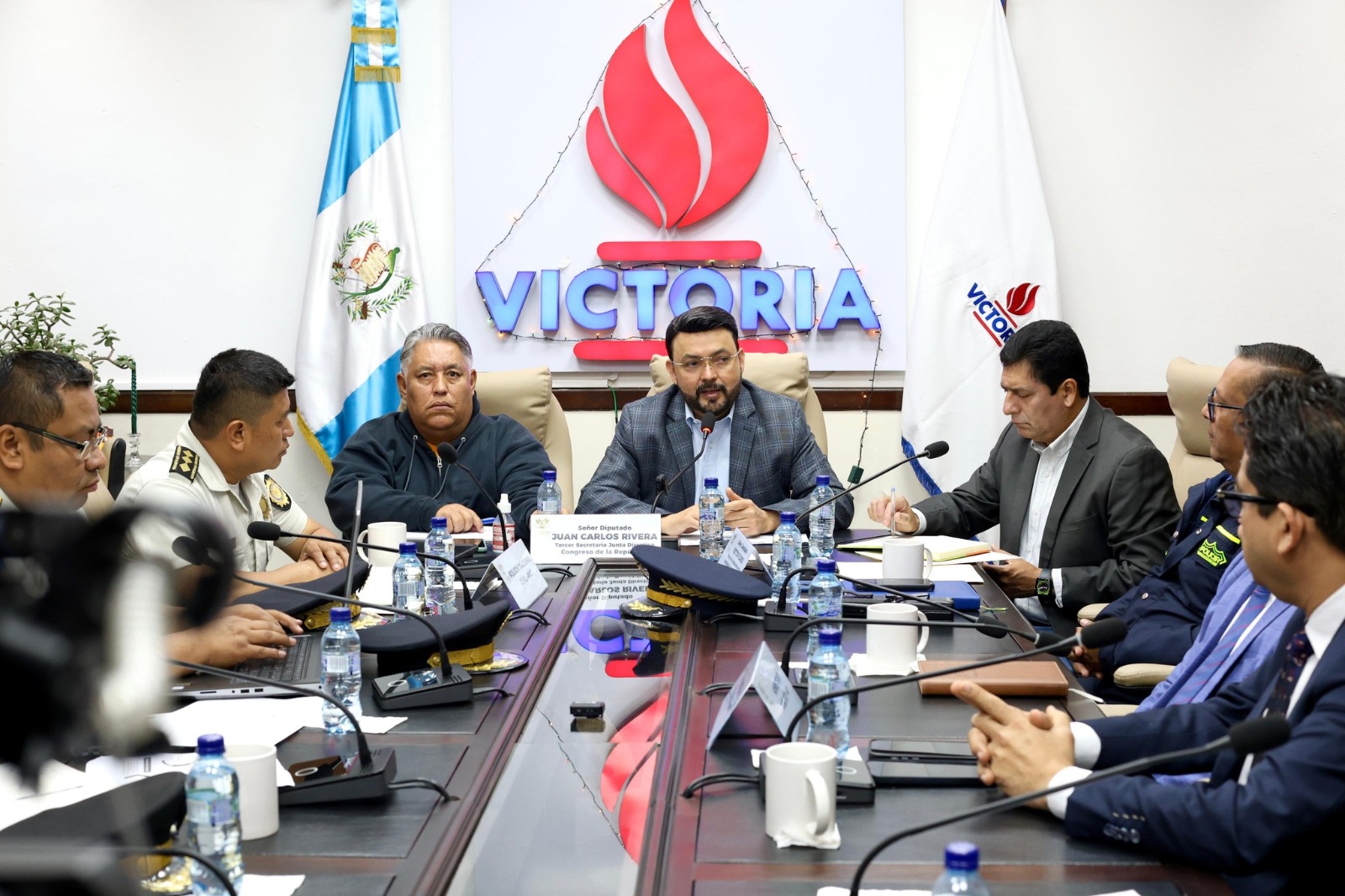 El Gerente de Desarrollo Institucional de Emetra, Fernando Samayoa, propuso crear la figura de "auxiliares de inteligencia civil" para los cuidadores de carros, en una citación en la que se expusieron los abusos cometidos por los mismos y los delitos en los que podrían incurrir. Foto: Congreso de la Republica.