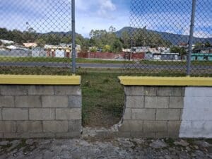 Aeronáutica Civil refuerza controles para impedir el paso en la pista de aviación de la cabecera de San Marcos. Llegan a un acuerdo para un paso controlado de vecinos.