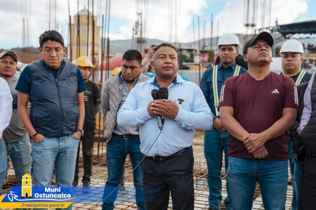 El alcalde Filiberto Romero Vásquez promete que el nuevo edificio contará con sótanos de parque que espera ayuden a liberar calles. Foto: municipalidad de San Juan Ostuncalco.