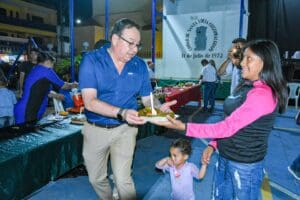 Las compras de tres municipalidades, una es la de Santa Lucía Cotzumalguapa, dan cuenta de cómo venden tamales lo mismo de construyen calles o venden mochilas escolares.