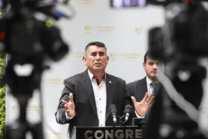 El diputado Esduin Javier que preside la Comisión de Asuntos Municipales se ausentó a casi la mitad de las sesiones plenarias ordinarias. Cobró lo mismo de dietas todos los meses.