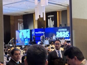 Entre señalamientos, empujones, votación a mano alzada y la exclusión de dos contrincantes, la Anam reeligió a Sebastián Siero como presidente para los próximos dos años.