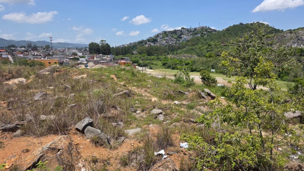 El terreno pedregoso no permitió continuar la obra que lleva ocho años de retraso. Foto: Sofía Menchú.