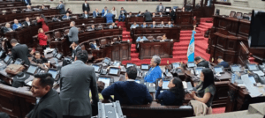Los diputados oficialistas lograron cambiar las reglas del juego al modificar el decreto 7-2025. El silencio administrativo ya no será de cinco sino 30 días hábiles.