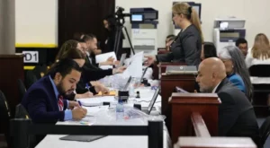 La Comisión de Postulación para elegir de magistrados del Tribunal Supremo Electoral (TSE) evalúa expedientes. Tres de los aspirantes firmaron el corrimiento de concejales de SBX en Quetzaltenango.