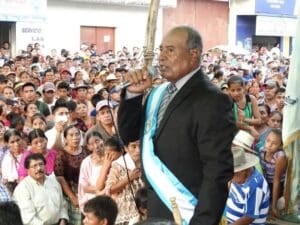 El juez encontró elementos para creer que Walter Aníbal Botzoc participó en la sustracción de Q7.4 millones mediante cobro de cheques emitidos a favor de terceros en Santa Catalina La Tinta.