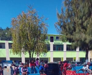 Después de protestas y denuncias, el concejo municipal se comprometió a reconstruir las aulas que derribaron durante las vacaciones, para construir el parque de aldea La Emboscada de San Miguel Sigüila.