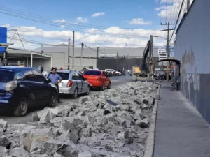 El alcalde Juan Fernando López y su concejo colocaron la primera piedra para la construcción de dos vías en las zonas 3 y 8, las cuales sobrepasan los Q47 millones.