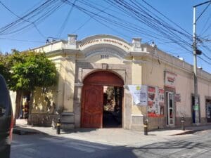 La municipalidad de Salcajá inició la demolición del mercado de artesanal sin actualizar el permiso del Instituto de Antropología e Historia (IDAEH), pese a ser un sitio histórico protegido.