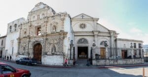 Las intervenciones urbanas que la municipalidad ejecuta en el Centro Histórico de Quetzaltenango abrieron un debate más allá de los estético. Lo político.