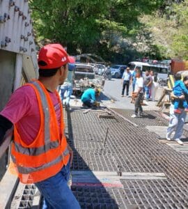 El puente carece de planos, se construyó en 1962. La municipalidad de Chicamán cobra peaje por transitarlo a pesar del deterioro que vecinos subsanan con sus propios recursos.