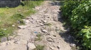 La alcaldía de El Palmar, Quetzaltenango, aprobó el balastro para mejorar la vía hacia la colonia El Manantial. Sin embargo, el mal estado del sector continúa, lo cual provoca descontento en la población.