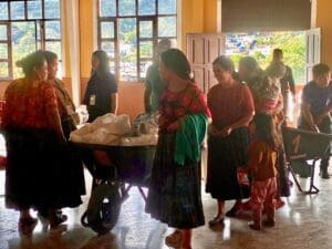 Pese a los envíos previos de alimentos a San Cristóbal Verapaz, las comunidades que recibieron el apoyo en esta ocasión aseguran que nunca antes lo habían obtenido.