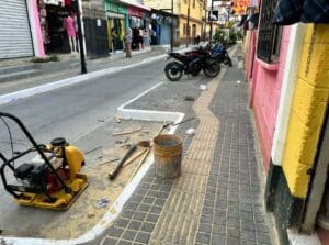 El proyecto de la Calle Modelo de San Raymundo  aumentó su costo en 39.77 %. Pese a la prórroga hasta marzo de 2026, aún hay materiales en la vía pública.