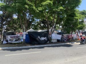 En horas de la noche una pipa de la municipalidad de Guatemala roció a los estudiantes que acampan fuera de la Universidad de San Carlos (Usac).