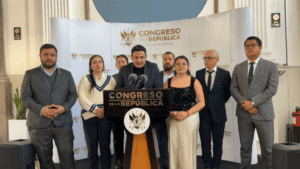 El diputado Samuel Pérez interpuso dos acciones legales contra la municipalidad de Guatemala con el objetivo de detener la construcción del AeróMetro.