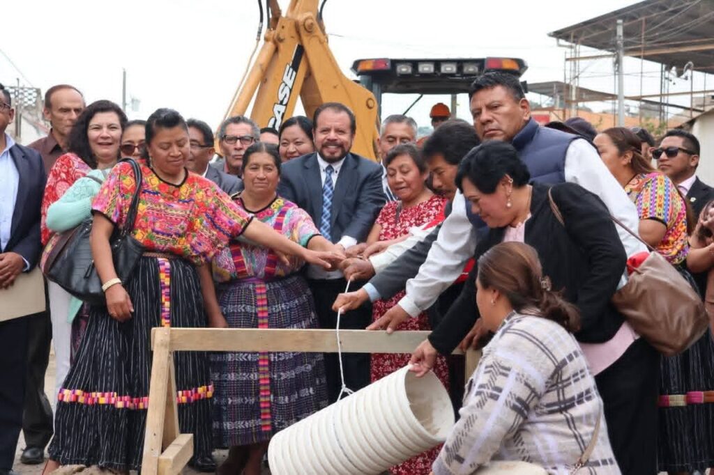 El alcalde de Quetzaltenango, Juan Fernando López, asistió a colocar el primer tubo de los drenajes pluviales en Transvalle. Foto: municipalidad.