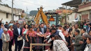 La municipalidad de Quetzaltenango colocó el primer tubo del sistema de drenaje pluvial en la 13 calle entre las zonas 5 y 6, Transvalle. No es uno de los sectores más vulnerables cuando llueve.