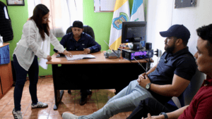 El diputado oficialista Luis Cáceres recibió denuncias sobre irregularidades detectadas por vecinos de la zona 6 de Mixco en la gestión de licencias de construcción.