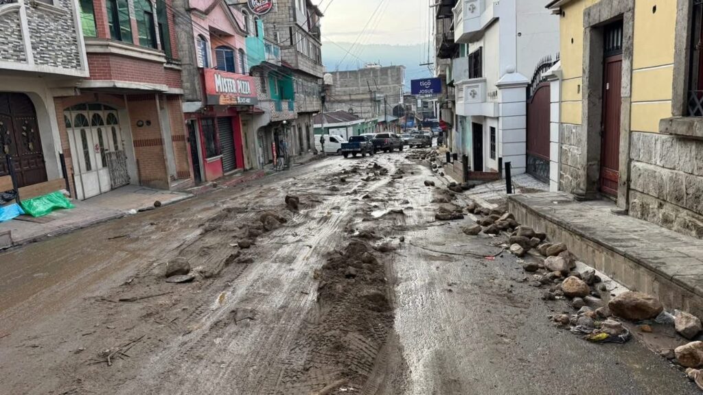Varias calles de Almolonga quedaron con lodo y piedras después de las lluvias. Foto: municipalidad.