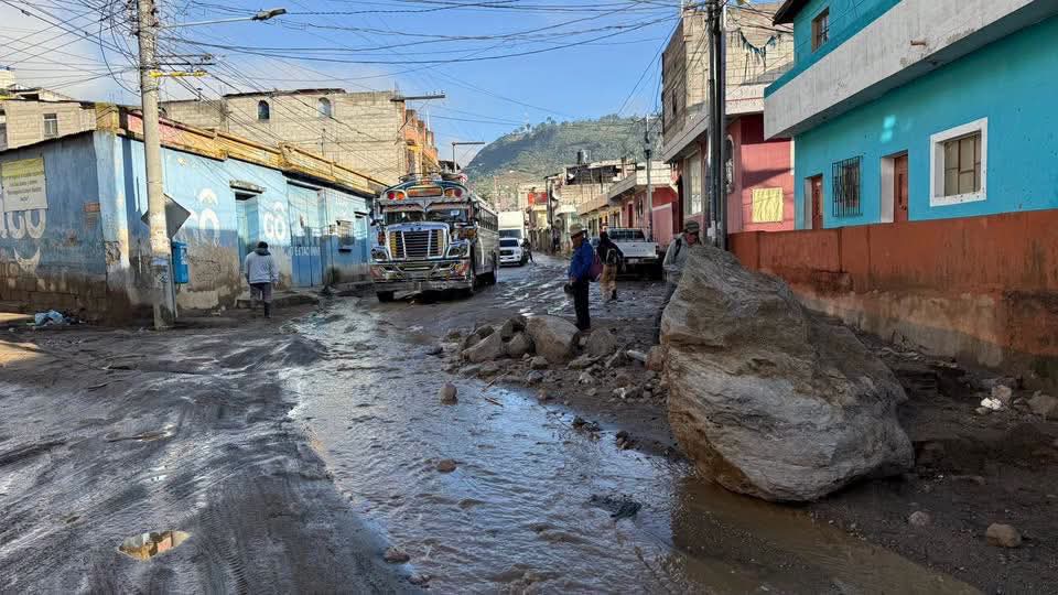 Las lluvias provocaron daños en viviendas de Cantel y Almolonga, y una baja violenta de lodo y piedras que bloqueó temporalmente la ruta principal hacia la cabecera de Quetzaltenango.
