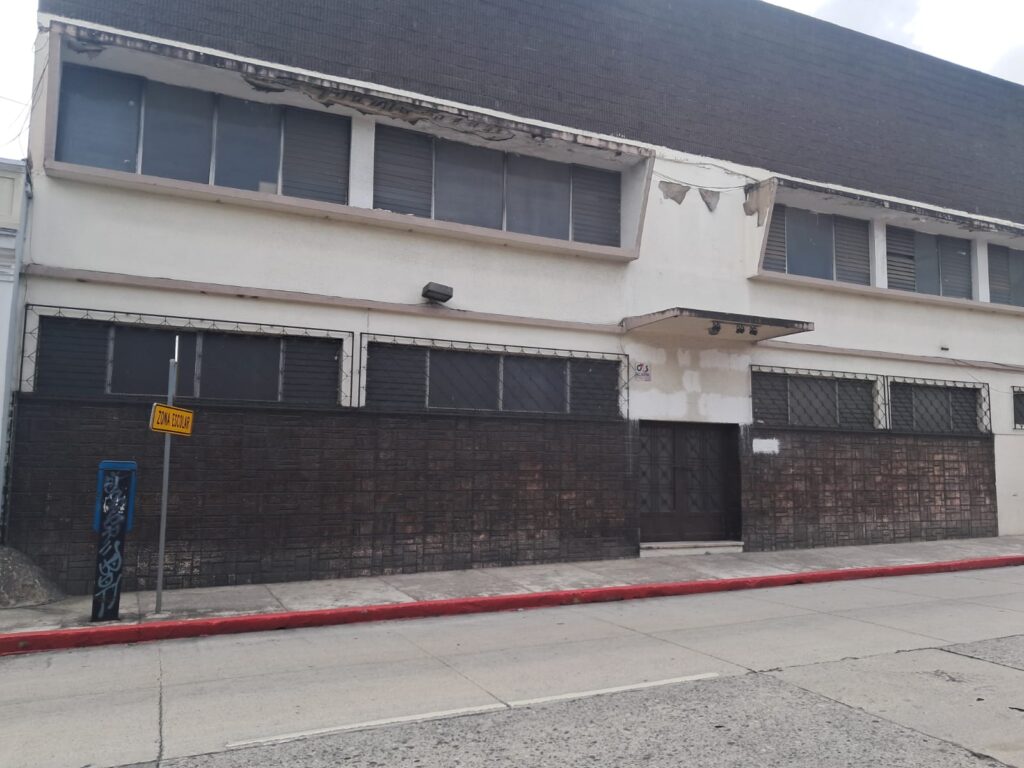 Frente al inmueble de "El Sagrado", sobre la 9a. avenida está el Edificio Ruth, que resguarda apartamentos, oficinas y locales dentro de sus muros en tonalidad verde construidos a finales de los años sesenta. Foto: Lorena Alvarez.