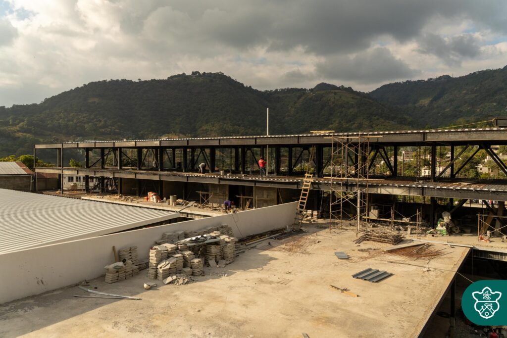 De Q17.9 millones a Q27.6 millones, según la Contraloría General de Cuentas. Alerta de falta de supervisión en la Escuela Primaria en Aldea San Mateo.