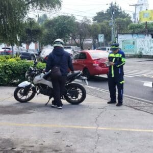 El director de Emetra, Héctor Flores, se pronunció a favor de aplicarles el delito de responsabilidad de conductores a quien conduzca contra la vía o sobre la acera. Las multas son más altas. Foto: PMT de Guatemala.