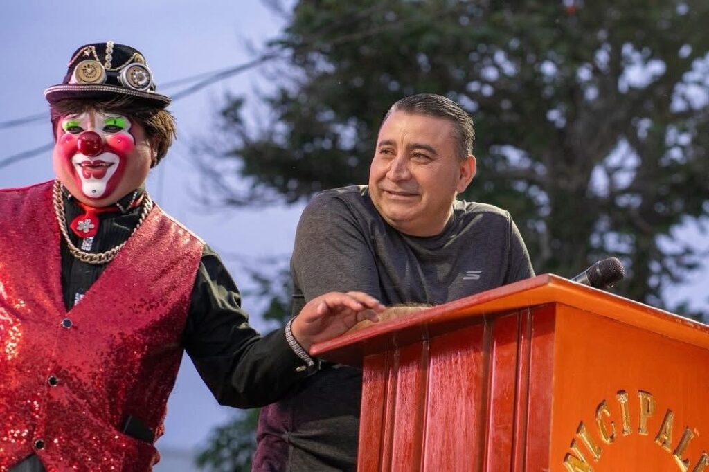 El diputado oficialista David Illescas señaló a los alcaldes de San Miguel Petapa y Villa Nueva, padre e hijo, por supuestamente adjudicar concursos de forma fraccionada.