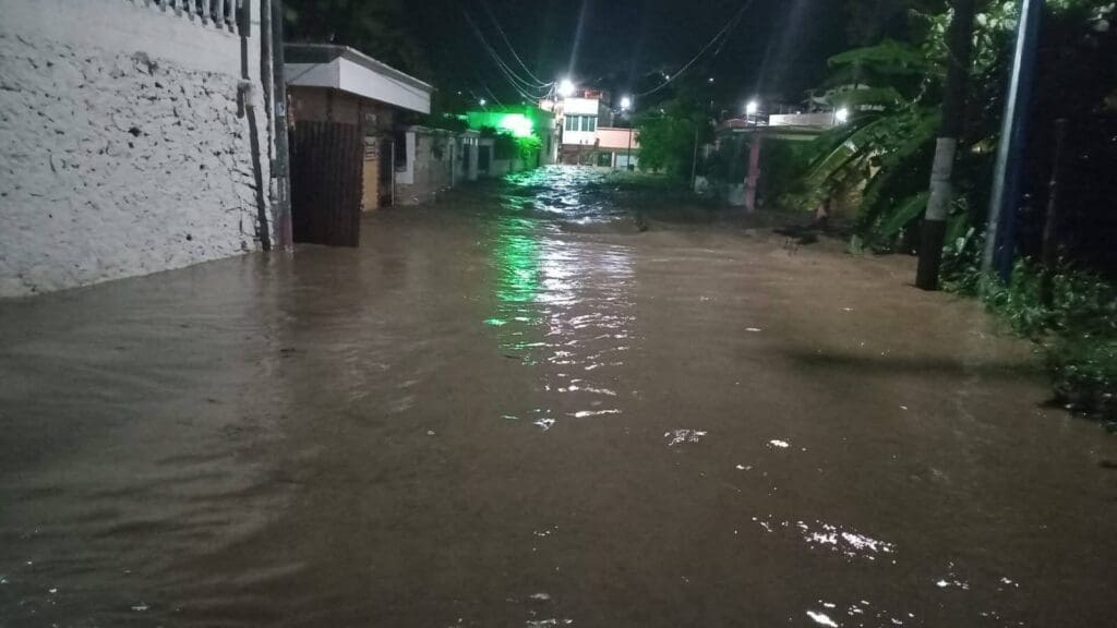 Bomberos Departamentales atendieron emergencias en San Cristóbal Verapaz al principio de las lluvias hace una semana. Foto: Bomberos Departamentales