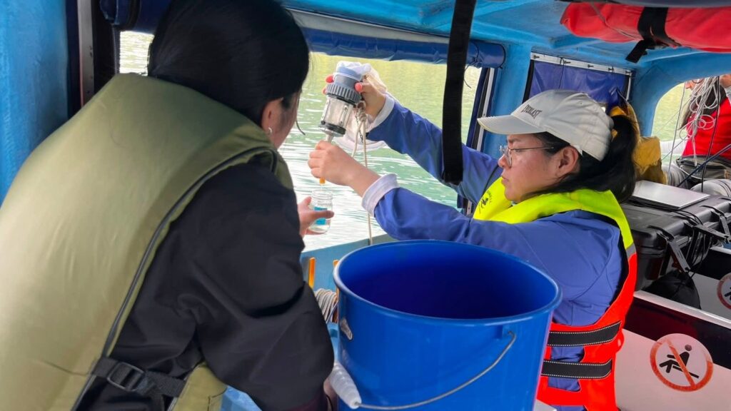 Cada mes, el Centro de Estudios Atitlán de la Universidad del Valle y AMSCLAE realizan mediciones de bacterias en el lago. En mayo como resultado, el "cianosemáforo" emitió una alerta naranja que muestra cierto grado de contaminación relevante. Foto: Centro de Estudios Atitlán.