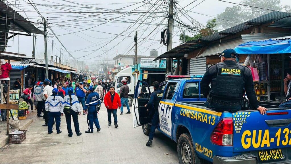 Los desalojos continuarán este viernes 17 de julio. La municipalidad San José Pinula informó que el alcalde Johnny Ayala se reunirá con los vendedores a las 18:30 horas.