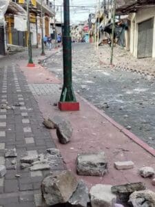 Las protestas comenzaron en septiembre de 2025. Aunque la población logró remover al alcalde por supuestos actos de corrupción, un amparo ordenó su reinstalación, lo que terminó por desatar la violencia.