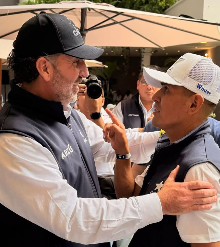 "Conversando con un gran amigo" tituló a la fotografía Winter Coc, exalcalde de Caracha, Alta Verapaz, junto al precandidato Roberto Arzú. Coc fue designado secretario departamental. Foto: Facebook Winter Coc.