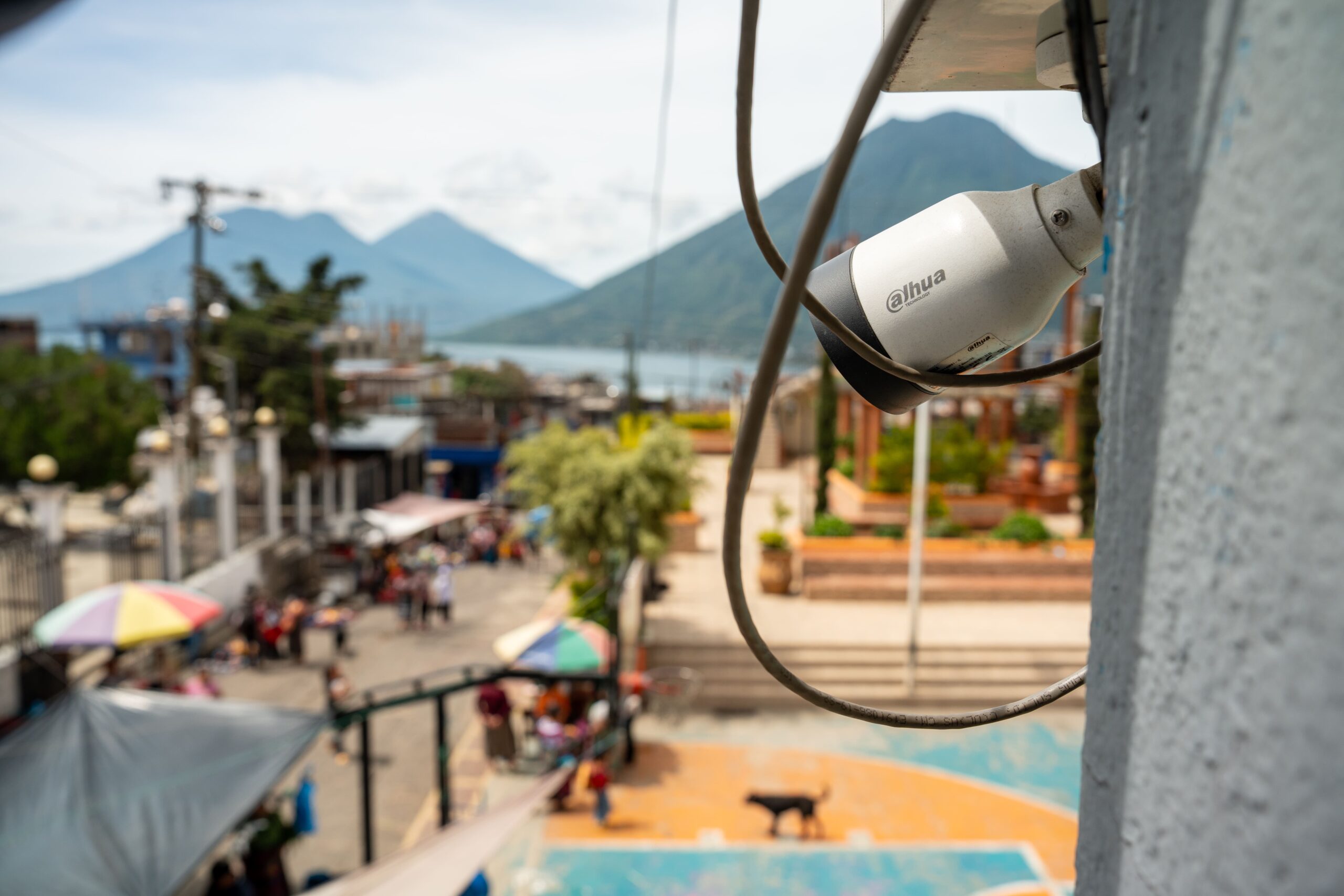 En cuatro años, entidades públicas (como alcaldías) adjudicaron Q69 millones en videovigilancia con inteligencia artificial, casi siempre por compra directa y a empresas cuestionadas. Esta tecnología, que incluye reconocimiento facial, opera sin una ley que proteja los datos personales en Guatemala. Un texto de Agencia Ocote.